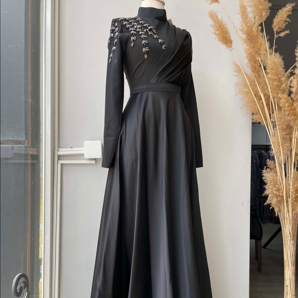 BEAUTIFUL BLACK GOWN - Picture 2 of 2